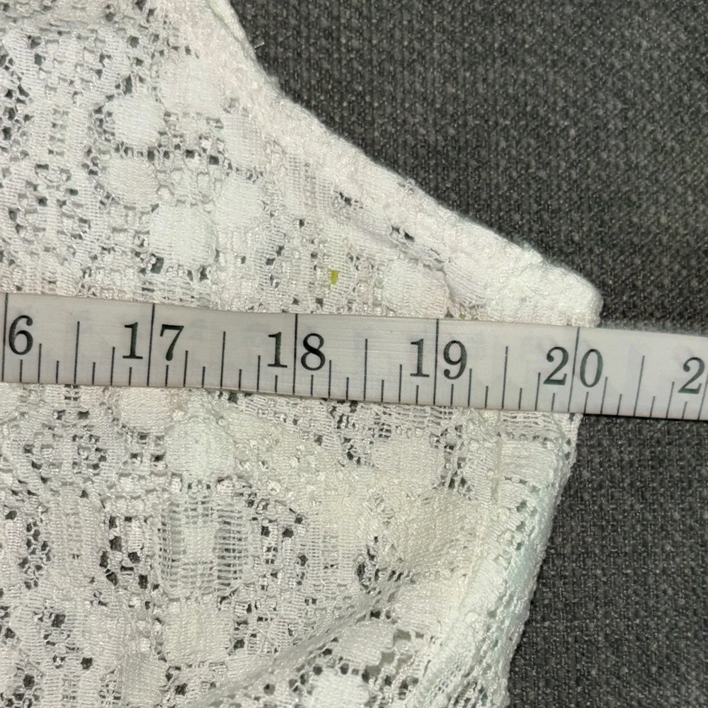 Iris Los Angeles White Lace Sleeveless Top - Picture 6 of 7
